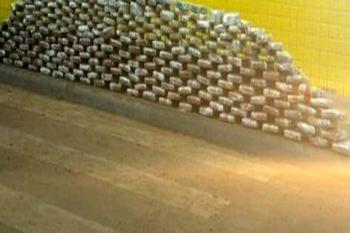 PRF apreende mais de 275 kg de drogas e arma durante perseguição na BR-364