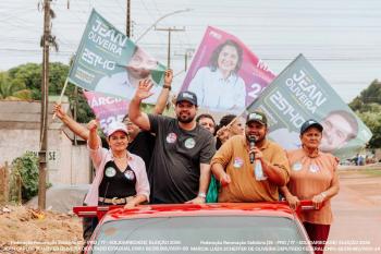Jean Oliveira e Márcia Oliveira percorrem Rolim de Moura em carreata que destaca obras e investimentos