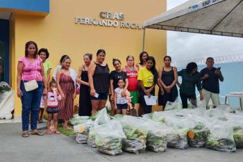Famílias em vulnerabilidade receberam cestas básicas no Cras Fernando Rocha