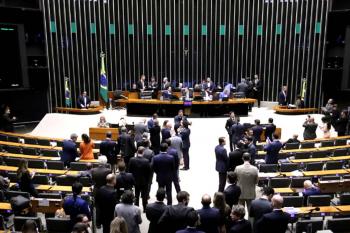 Licença-paternidade de até 20 dias é aprovada no Senado 