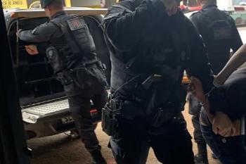 BPTAR prende dupla com pistola dentro de carro na zona norte