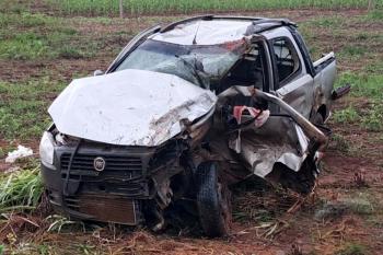 Colisão entre picape e caminhão na BR-364 deixa um morto e uma mulher ferida