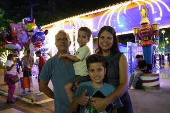 Famílias aproveitam clima natalino e acompanham caravana em vários pontos da capital