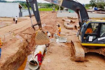 Serviços de drenagem são realizados pelo governo no município de Parecis em parceria com a prefeitura