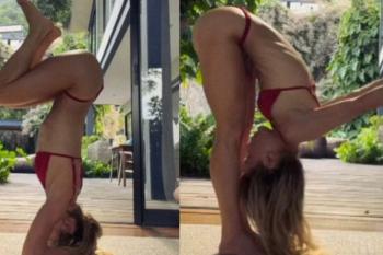 Carolina Dieckmmann impressiona ao fazer yoga de biquíni