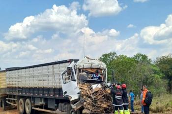 Colisão frontal entre caminhão e carreta deixa motorista preso às ferragens
