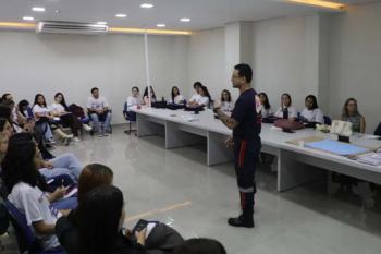 Profissionais de saúde e estudantes participam de vivência sobre atendimento às mulheres vítimas de violência