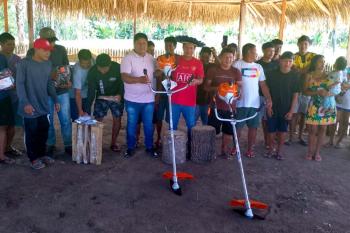 Prefeitura fortalece aldeias indígenas com entrega de roçadeiras em Guajará-Mirim