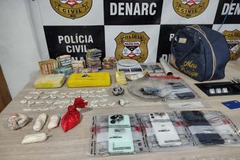 Denarc prende dois homens, apreende drogas e mais 30 mil reais 
