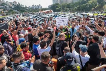 Motoristas protestam contra regulamentação do serviço por aplicativo