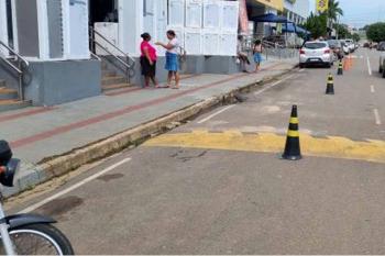 Comerciantes insistem em reservar vagas com cones em estacionamentos e geram reclamações