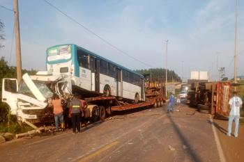 Colisão entre carretas deixa motorista preso às ferragens em Vilhena