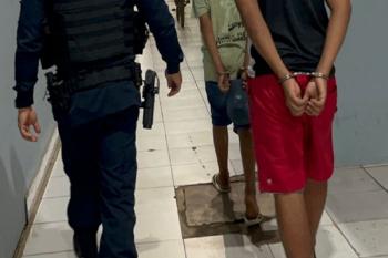 Dupla de adolescentes é detida com arma falsa depois de agredir vítima