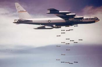 Avião militar americano B-52 cai após decolagem na Base Aérea Edwards, na Califórnia