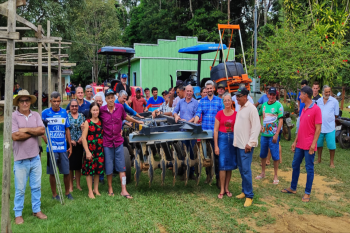 Ezequiel Neiva prestigia entrega de implementos agrícolas a mais duas associações rurais em Machadinho