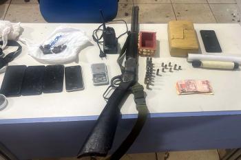 Operação resulta na prisão de suspeito e apreensão de arma, munições e drogas 