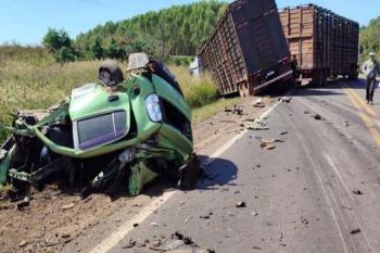 Colisão entre carro e carretas deixa uma vítima fatal na BR-364 