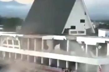 Terremoto de magnitude 7,7 atinge a costa da Indonésia, causa estragos e deixa mortos