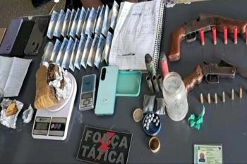 Operação integrada apreende drogas, armas e prende pai e filho por tráfico