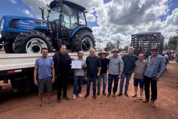 Ezequiel Neiva fortalece produção agrícola com investimento em trator para comunidade Portelinha 