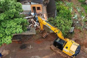 Prefeitura de Jaru realiza demolição de casas às margens do Rio Jaru, famílias foram indenizadas
