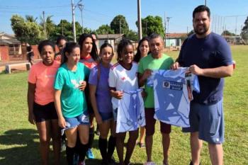 Jean Oliveira fortalece esporte com distribuição de kits em Espigão do Oeste e Pimenta Bueno