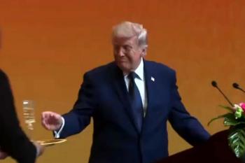 Trump faz careta ao beber champanhe oferecido por Xi Jinping