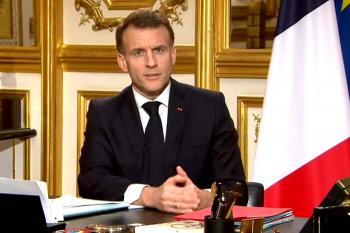 “Amor platônico”? Livro aponta motivo de empurrão de Brigitte em Macron