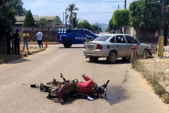 Motociclista fica ferido em acidente envolvendo três veículos