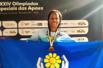 Jennifer Gabrilly de 13 anoS conquista prata e bronze na natação na XXIV Olimpíadas Especiais das APAEs