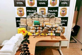 Polícia apreende 140 kg de drogas, nove armas incluindo um Fuzil e munições
