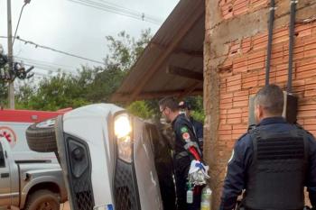 Motorista fica presa às ferragens em acidente com capotamento de dois veículos