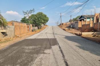 Trecho da Rua Emílio Morete no setor 7 em Jaru também é beneficiado com pavimentação asfáltica