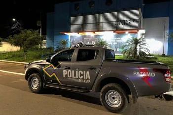 Homem é alvejado com tiro e agredido durante tentativa de homicídio
