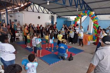 Estudantes autistas e idosos participam de manhã de inclusão