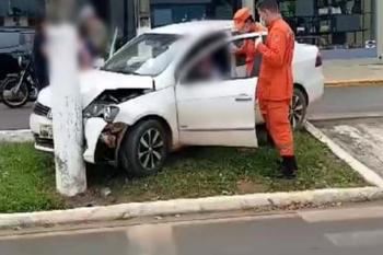 Motorista é socorrido após colidir com poste no centro de Vilhena