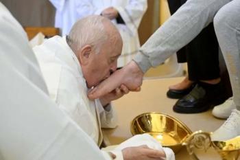 Papa Francisco lava os pés de 12 detentas de prisão feminina em Roma