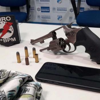 Polícia prende dupla com arma de fogo no centro de Porto Velho