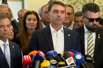 Flávio Bolsonaro confirma encontro com Daniel Vorcaro após prisão e diz que tratou de financiamento para filme sobre Jair Bolsonaro