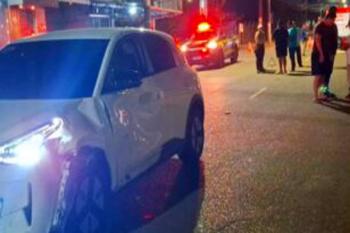 Colisão entre moto e carro deixa três pessoas gravemente feridas 