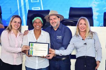 Sílvia Cristina recebe homenagem na Assembleia Legislativa, em reconhecimento ao seu trabalho