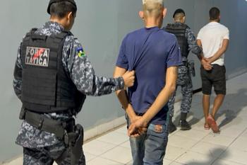 Força Tática prende dupla com drogas e fecha boca de fumo