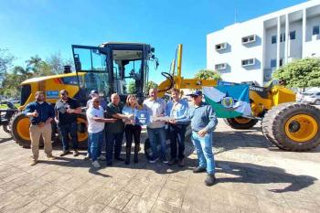 Prefeita Carla Redano entrega Motoniveladora para reforçar a infraestrutura e fortalecer a agricultura de Ariquemes