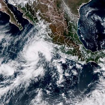 Furacão Orlene sobe para categoria 4 na costa do Pacífico do México