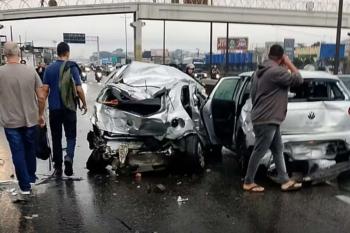 Motorista infarta e engavetamento de 20 veículos deixa feridos no Rio