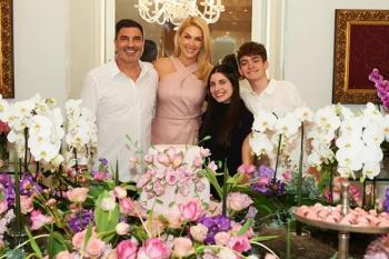 Em clima de surpresa, Ana Hickmann comemora 45 anos ao lado de familiares