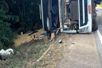 Motorista morre após carreta tombar na BR- 364 entre Vilhena e Pimenta Bueno