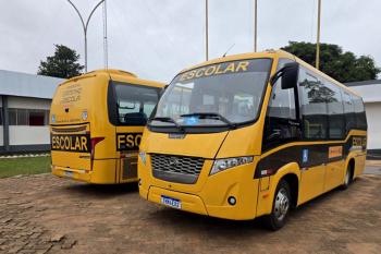 Prefeitura recebe dois ônibus escolares adaptados para fortalecer o transporte de estudantes com deficiência