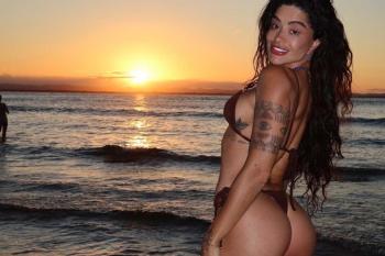 Aline Campos posa de biquíni e exibe bumbum torneado: 