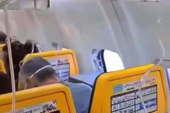 Passageira diz que homem sugado durante voo ficou com cabeça e pescoço para fora e 